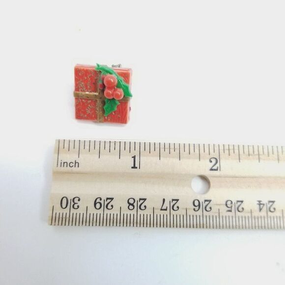 Vintage Christmas Present Clip On Earrings Red Green Holiday Gift, Retro Estate - Picture 4 of 5